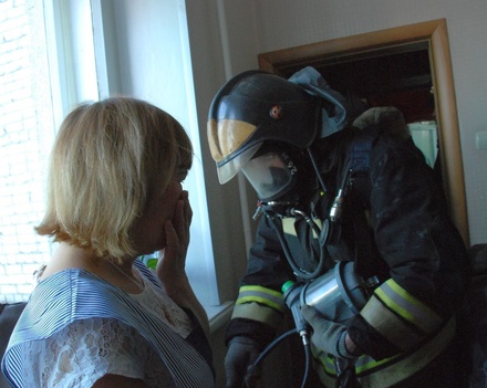 Пожарные спасли женщину из горящей квартиры в Красных Баках