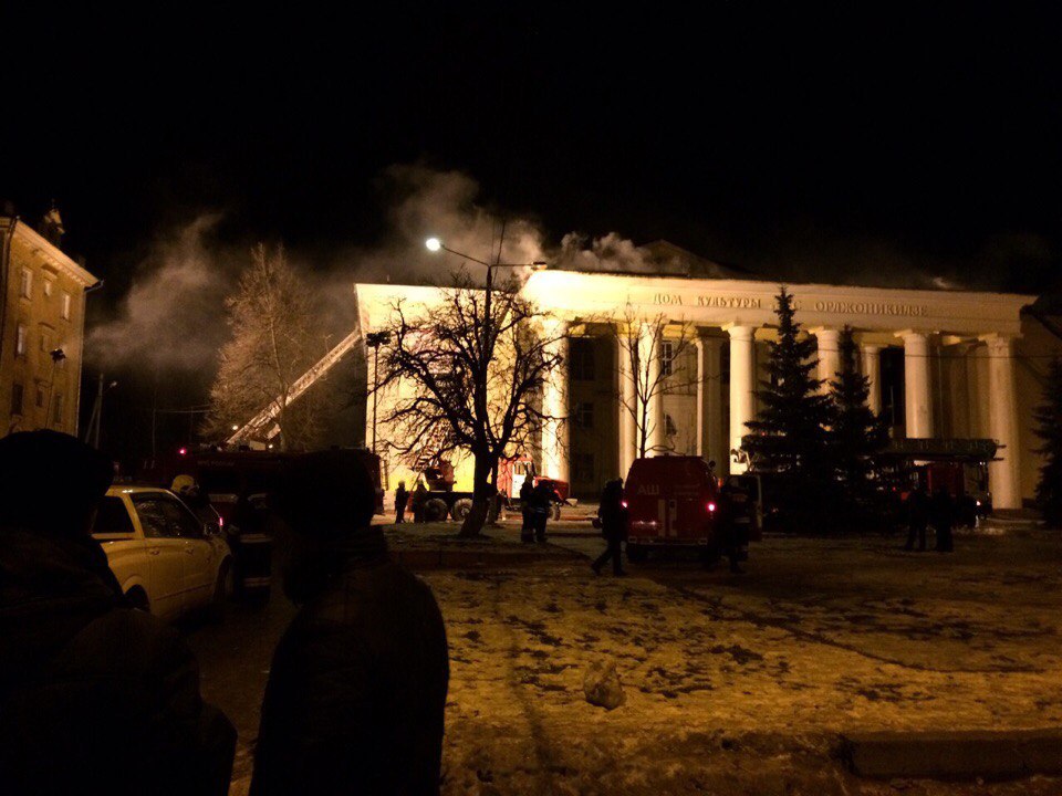 Открытое горение во Дворце культуры имени Орджоникидзе ликвидировали спустя пять часов (ФОТО и ВИДЕО) - фото 1