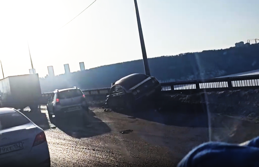 Volkswagen чуть не улетел с Мызинского моста