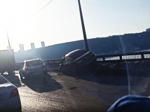 Volkswagen чуть не улетел с Мызинского моста