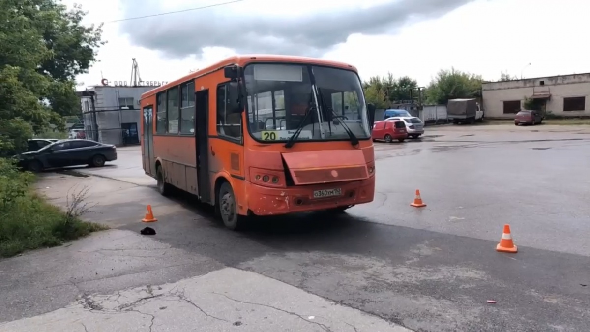 Автобус переехал ноги мужчине в Нижегородской области - фото 1