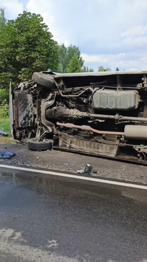 Два человека пострадали в ДТП с микроавтобусом в Ильиногорске - фото 3