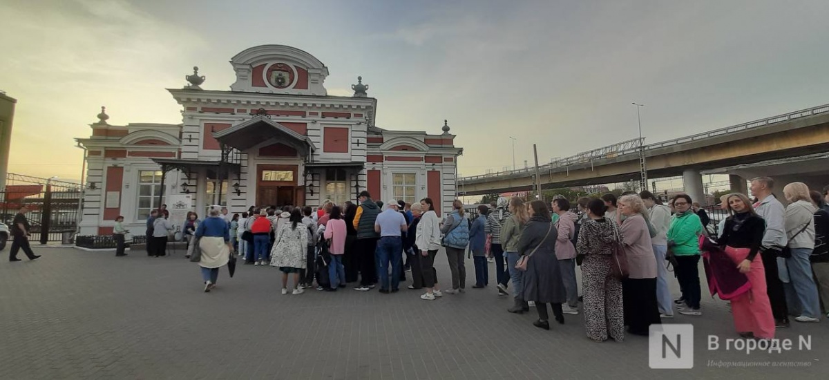 Сотни людей выстроились к Царскому павильону, открытому всего на 4 часа - фото 1