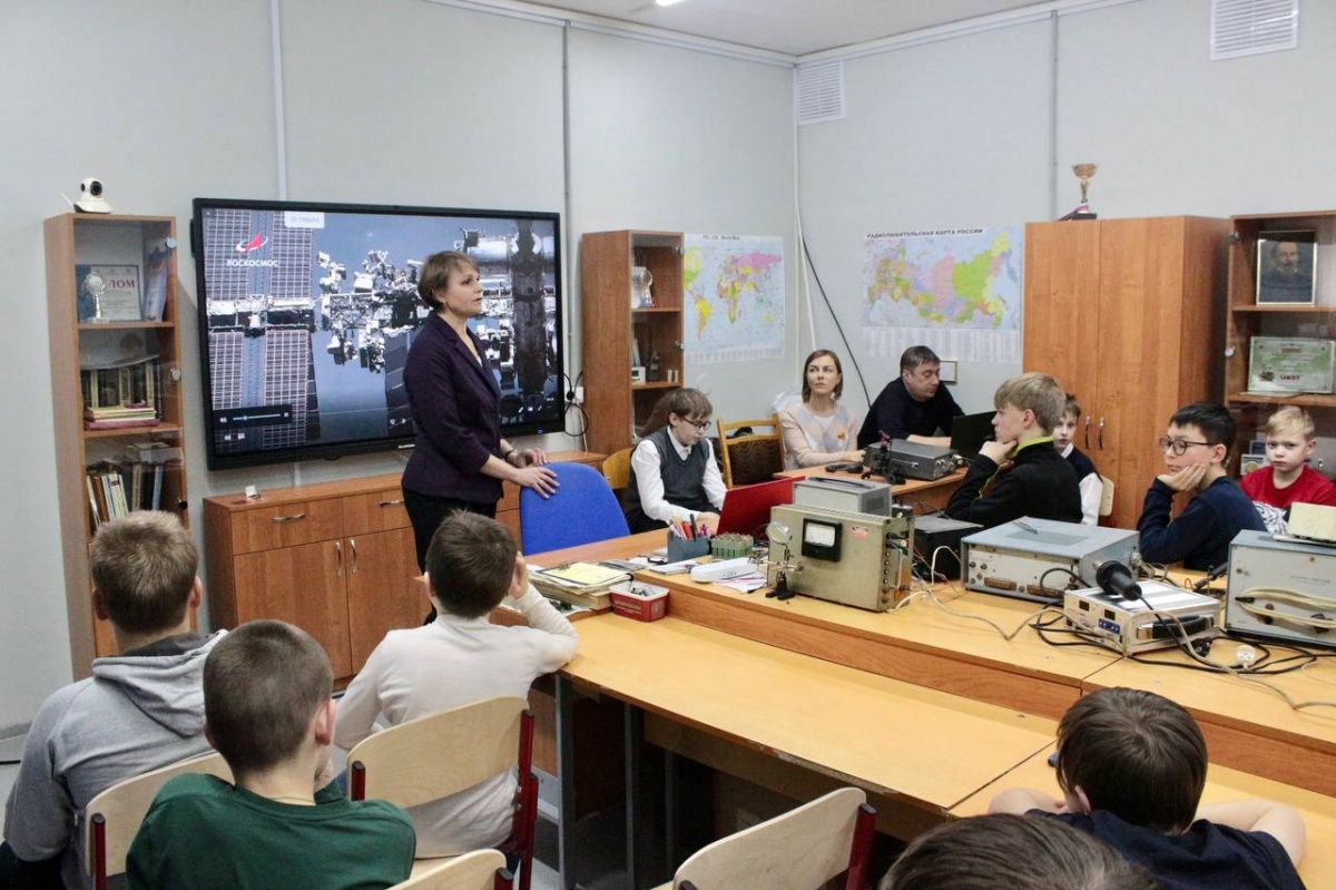 Нижегородские школьники пообщались с космонавтами на МКС по радиостанции - фото 1