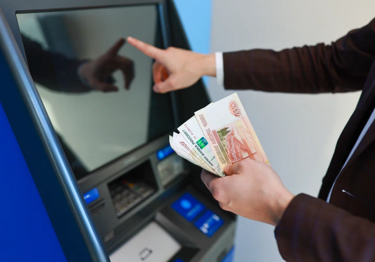 ВТБ: спрос на снятие наличных у россиян снижается - фото 1