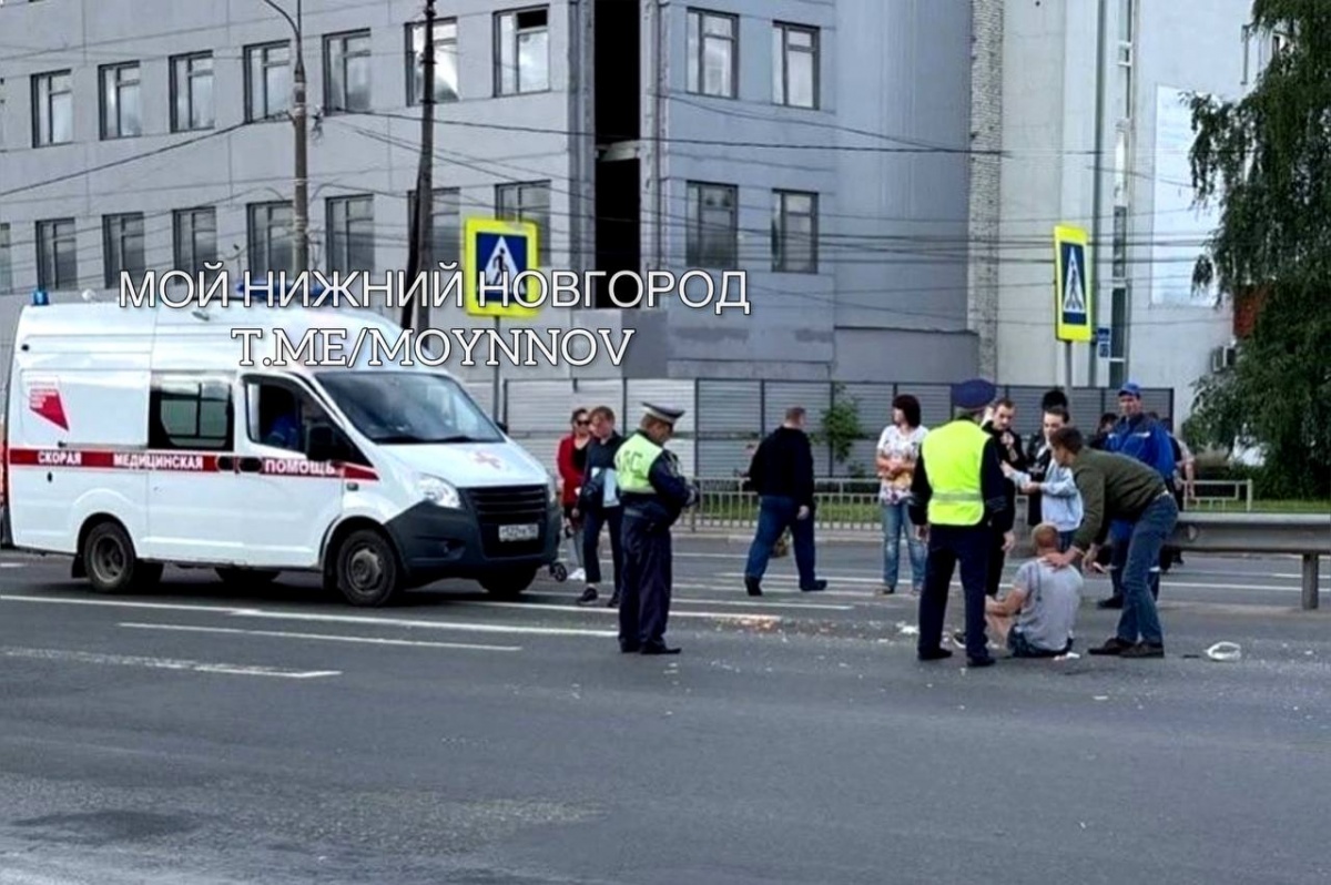 Соцсети: мужчину сбил автомобиль на переходе на улице Новикова-Прибоя - фото 1