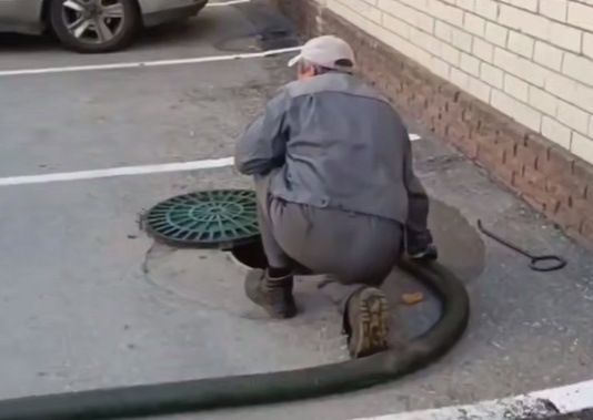 Нижегородцы пожаловались на незаконный слив канализации прямо во дворе - фото 1