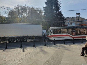 Трамвай «догнал» грузовик на Большой Покровской