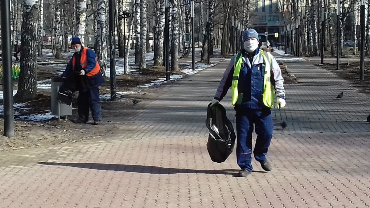Пользуясь отсутствием горожан, коммунальщики наводят чистоту на улицах Нижнего Новгорода - фото 1