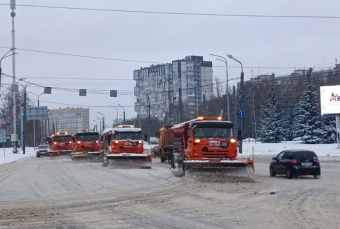 Максимальное количество снегоуборочной техники вывели на нижегородские улицы перед снегопадом - фото 1