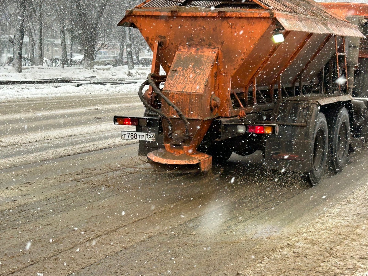 Дорожная техника борется с последствиями снегопада в Нижнем Новгороде - фото 1