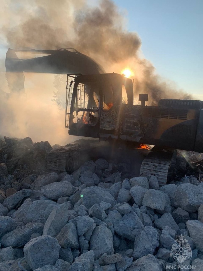 Экскаватор сгорел во время работы в Кстовском районе - фото 2