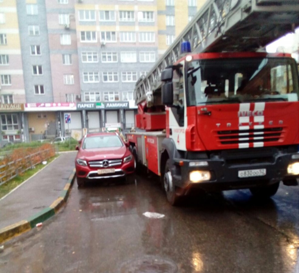 Нижегородские пожарные героически спасли мужчину, повисшего на карнизе полыхающей квартиры - фото 1