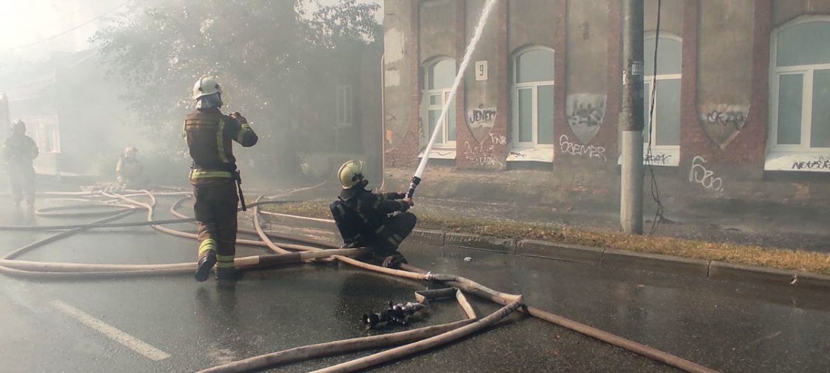 Судьбу горевшего в центре Нижнего Новгорода доходного дома Гурова определят после установления причин пожара - фото 1