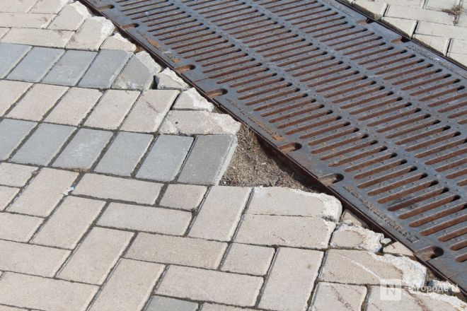 Трещит по швам: как выглядит центр Нижнего Новгорода после аномальной зимы — фоторепортаж - фото 140