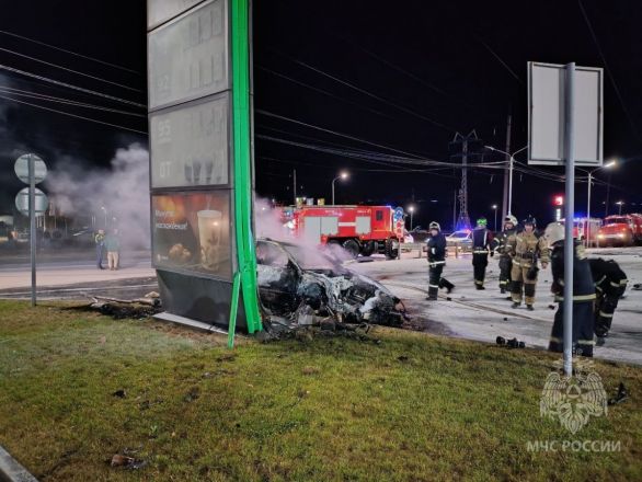 Опубликованы фото с места ДТП с загоревшейся машиной на АЗС в Арзамасе - фото 3