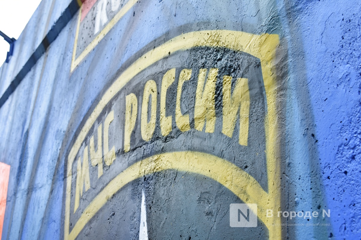 Обновленное граффити со спасателями МЧС появляется на Окском съезде в Нижнем Новгороде - фото 2
