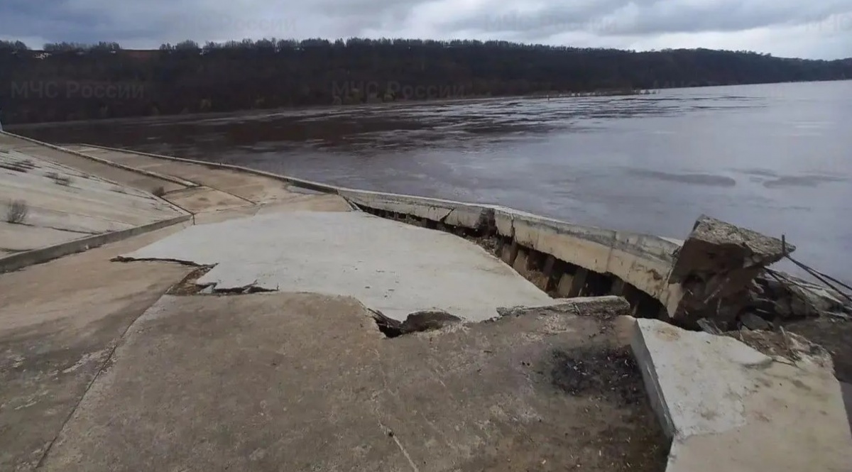 Паводок стал причиной провала на набережной в Дзержинске - фото 1