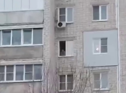 Мужчина открыл стрельбу по прохожим из окна дома в Дзержинске - фото 1