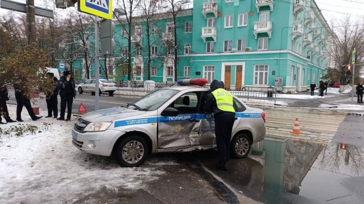 Дзержинский полицейский пострадал из-за пролетевшей на красный свет иномарки