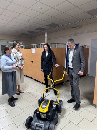 Депутат Гриневич помогла купить газонокосилку школе в Богородске - фото 6