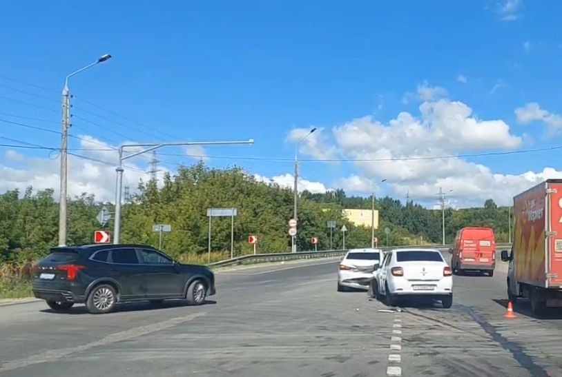 Два человека пострадали при столкновении легковушек в Нижнем Новгороде - фото 1