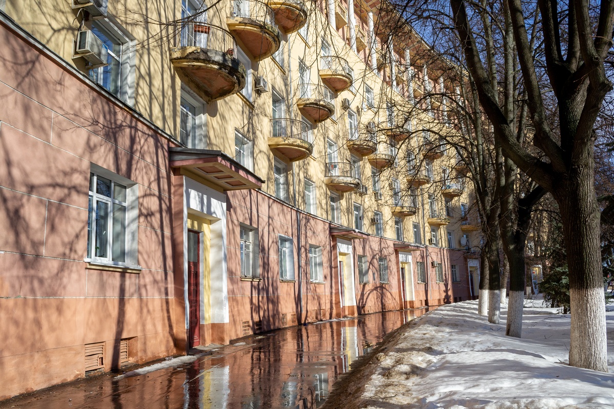 Нижегородская 21. Радиусный дом в Нижнем Новгороде Автозаводский район. Дом в городе. Пятиэтажки летом. Архитектура Нижнего Новгорода.