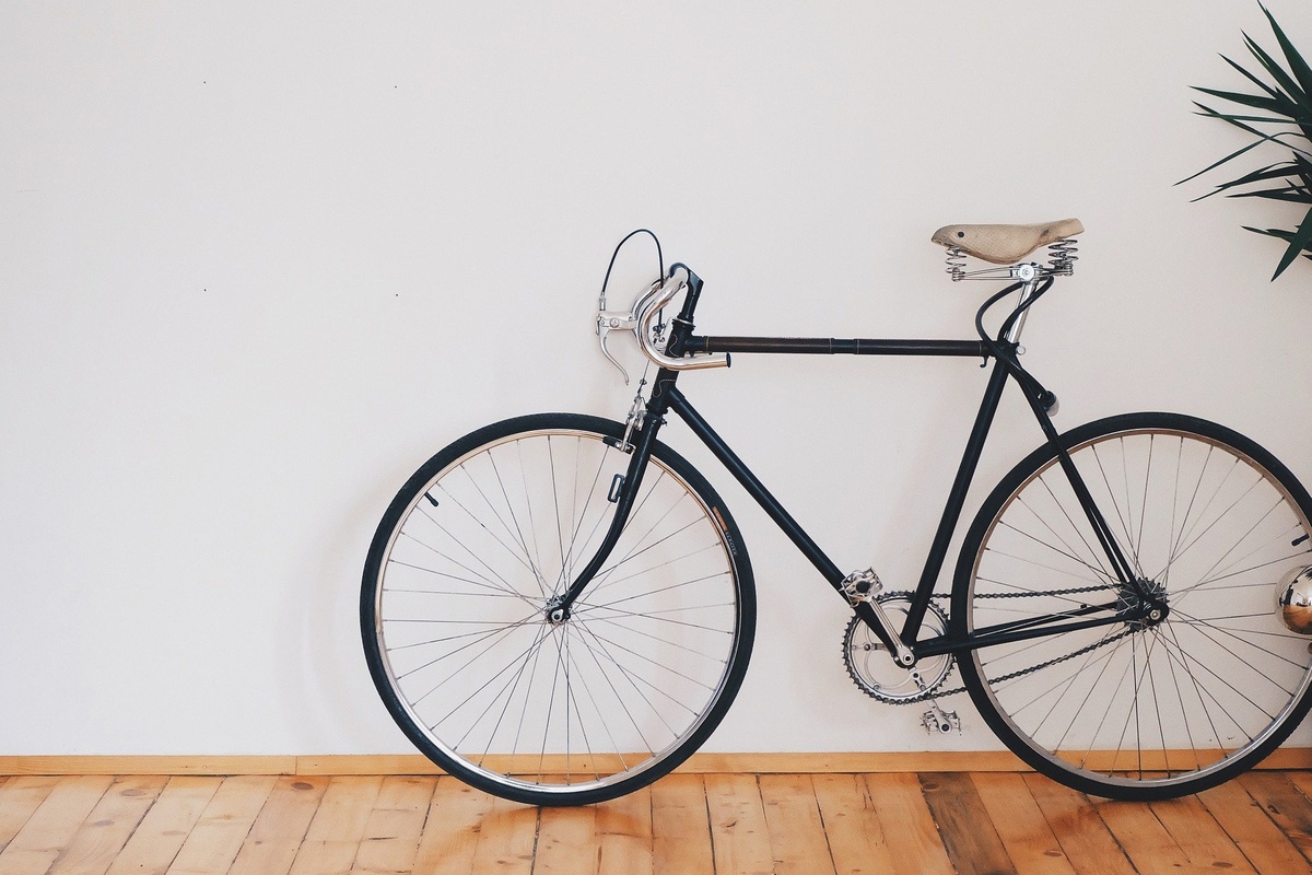 5 идей, где хранить велосипед, если у вас крошечная квартира - фото 1