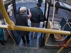 Пожилой мужчина попал под автобус в Автозаводском районе