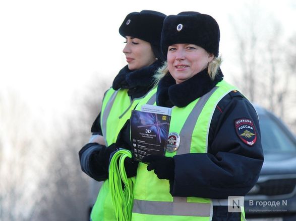 Девушки-полицейские поздравили нижегородских водителей с Днем защитника Отечества - фото 17