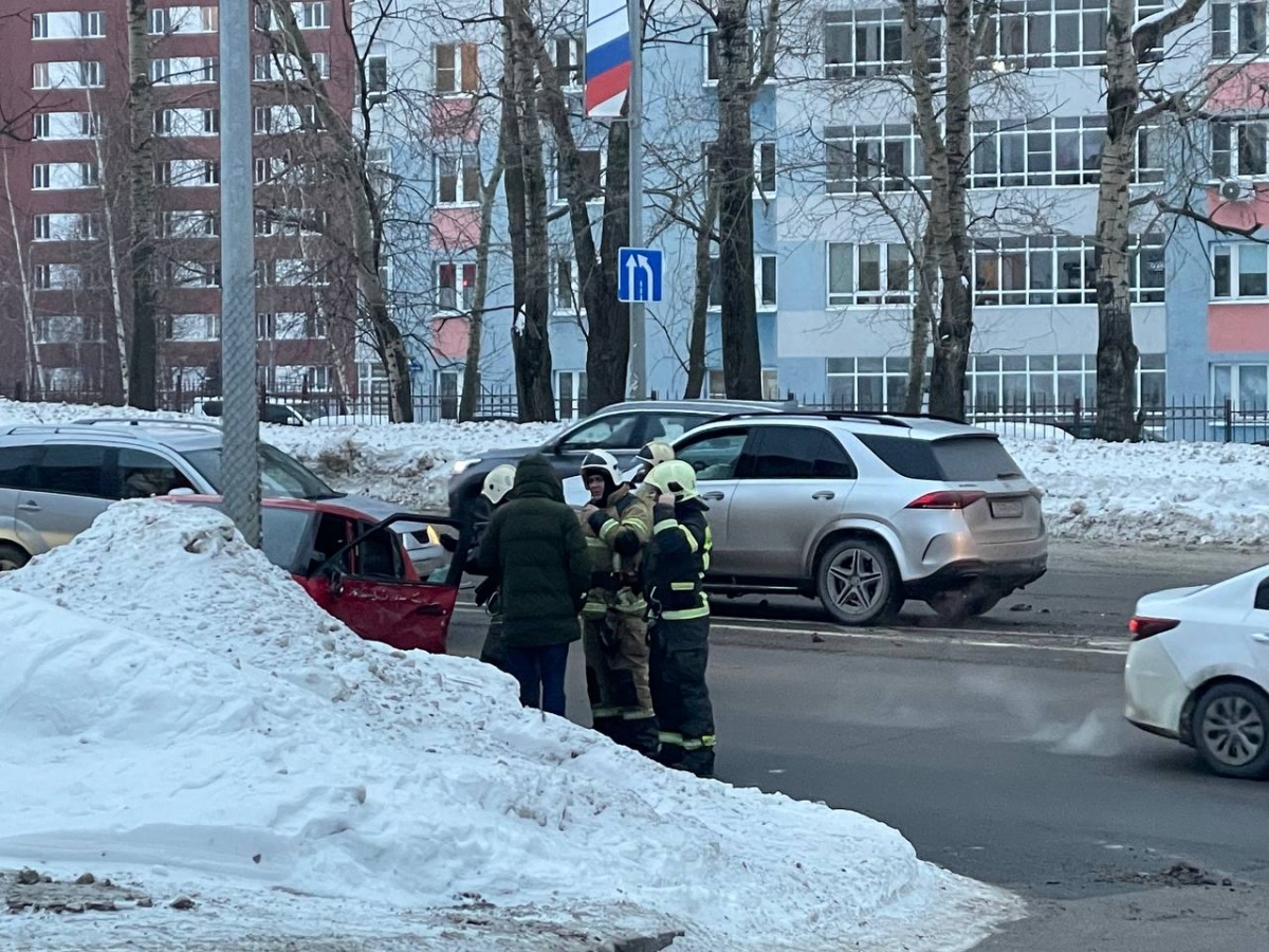 Два автомобиля не поделили дорогу на Родионова в Нижнем Новгороде - фото 1