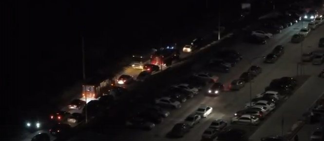 Соцсети: припаркованные автомобили мешают проезду пожарных машин у ЖК &laquo;Анкудиновский парк&raquo; - фото 1