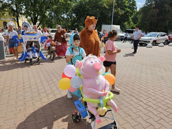 Яркий парад детских колясок прошел в Автозаводском парке 19 августа - фото 3