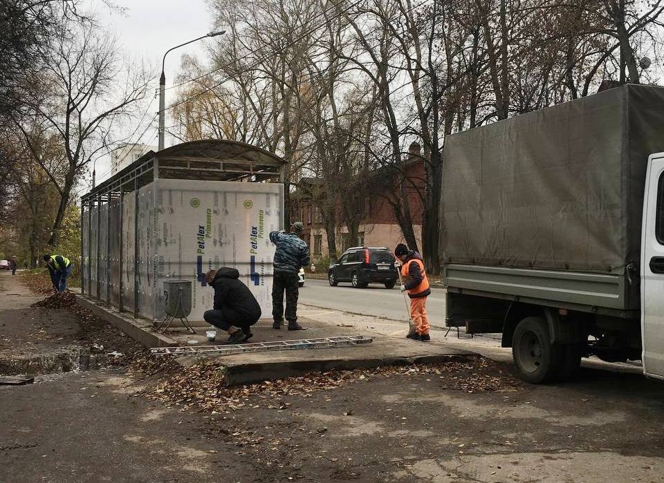 На остановке с закрашенными объявлениями в Нижнем Новгороде установили новые панели - фото 1