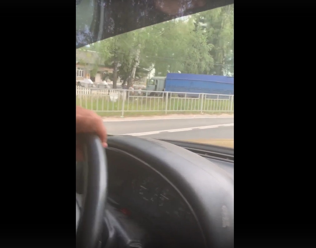 Гонщик на «Камазе» устроил аварию в Выксе и врезался в школьный забор