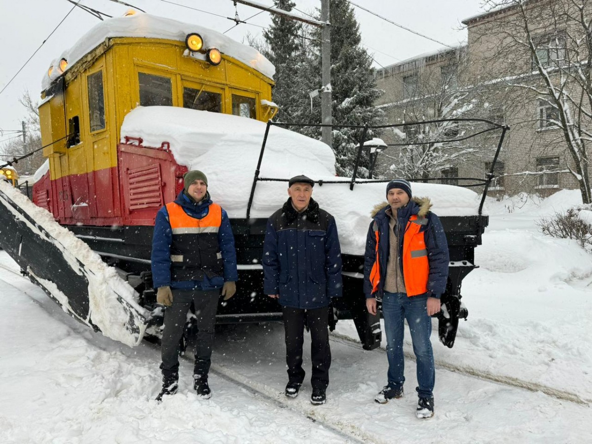 Шесть трамваев-снегоочистителей убирают снег в Нижнем Новгороде - фото 1