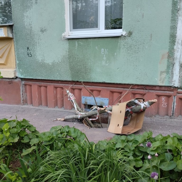 Огромный провал образовался около десятиэтажки в Верхних Печерах - фото 1