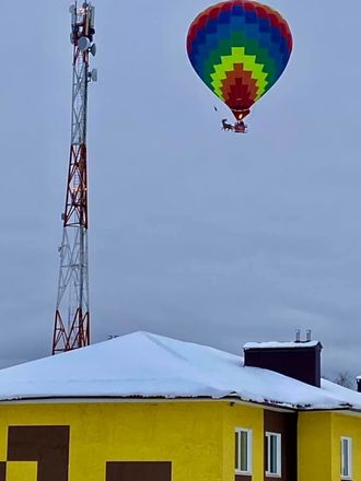 Воздушный шар с Дедом морозом и оленями пролетел над Семеновом - фото 3