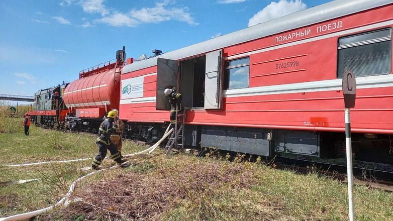 Пожарный поезд прибыл на место тушения пожара в дзержинской промзоне - фото 3