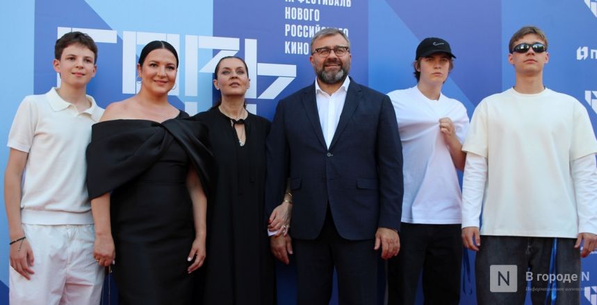 Знаменитости здесь: фоторепортаж с открытия &laquo;Горький fest&raquo; в Нижнем Новгороде - фото 77
