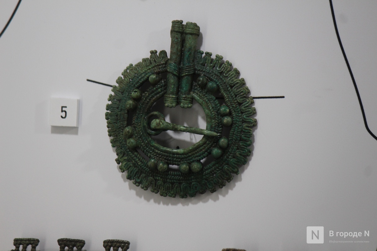 Монеты, украшения и боевые топоры: фоторепортаж с выставки археологических находок в Нижнем Новгороде - фото 20
