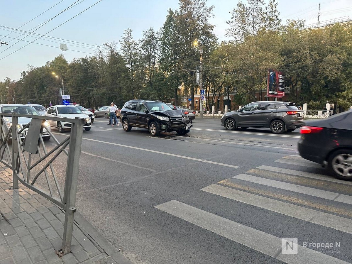 ДТП с легковушкой привело к заторам на площади Лядова в Нижнем Новгороде - фото 1