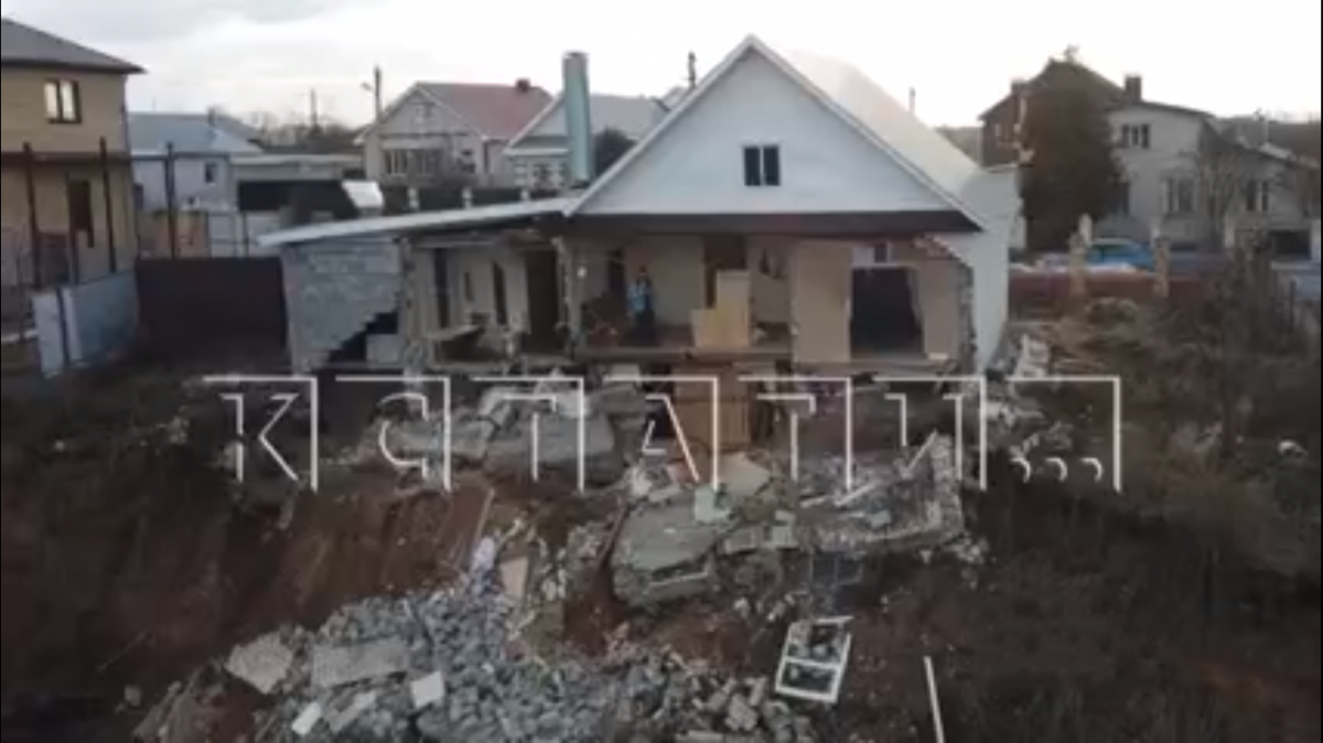 Жилой дом обрушился из-за оползня в деревне Караулово Кстовского района - фото 1