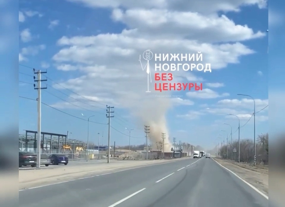 Мини-смерч сорвал крышу со здания в Нижнем Новгороде - фото 1