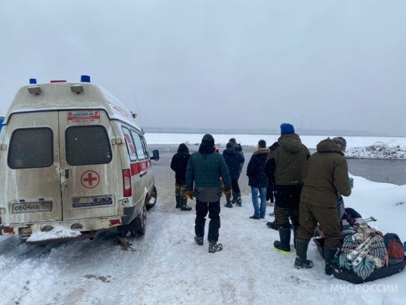 Еще пятеро рыбаков застряли на льду Волги в Городецком районе - фото 2