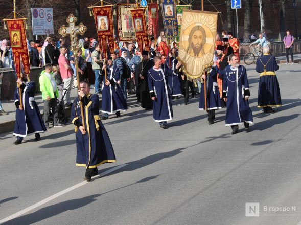 Фоторепортаж: как прошел пасхальный крестный ход в Нижнем Новгороде - фото 47