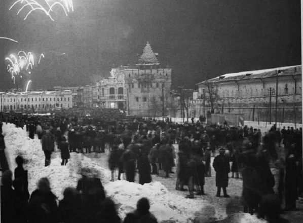 Новый год на площади Минина / pastvu.com От XIX века до советских времен: как раньше отмечали Новый год в Нижнем Новгороде — фото - фото 27