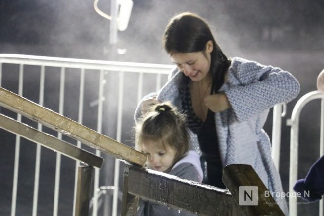 Мороз по коже: фоторепортаж с крещенских купаний в Нижнем Новгороде - фото 35