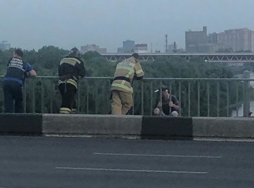 Пожарные рассказали, как отговаривали нижегородца прыгать с моста - фото 2