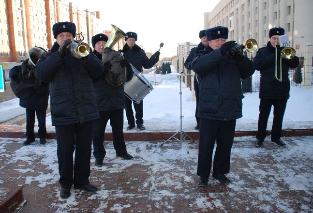 Оркестр нижегородской полиции сделал музыкальный подарок женщинам (ФОТО, ВИДЕО) - фото 19